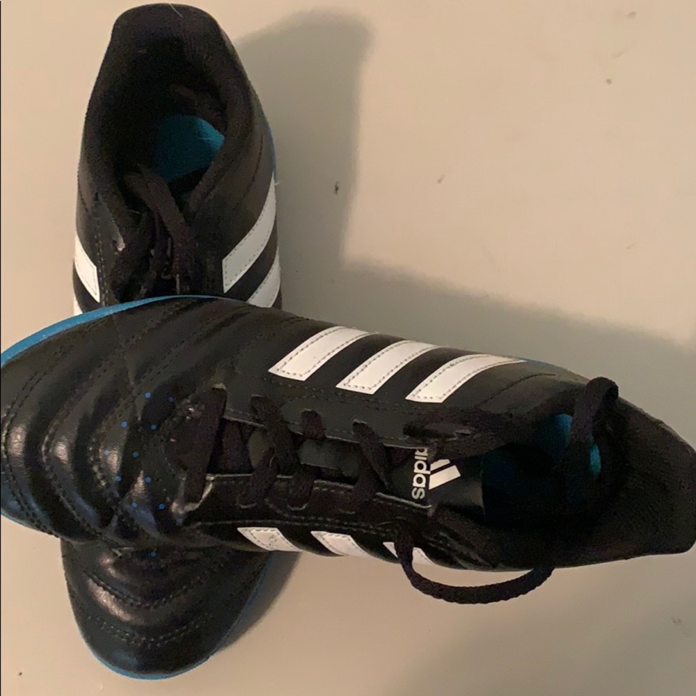 Indoor soccer shoes